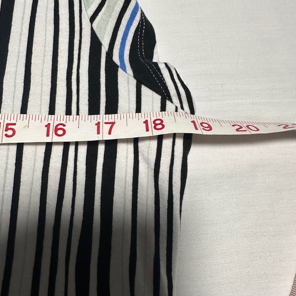 Liz Claiborne White, Blue, and Green Short Sleeve Blouse. Size Small - Picture 3 of 6